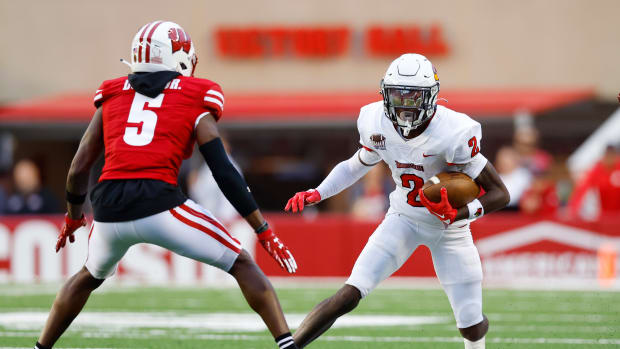 Wisconsin cornerback Cedrick Dort Jr. preparing to tackler an Illinois State offensive player.